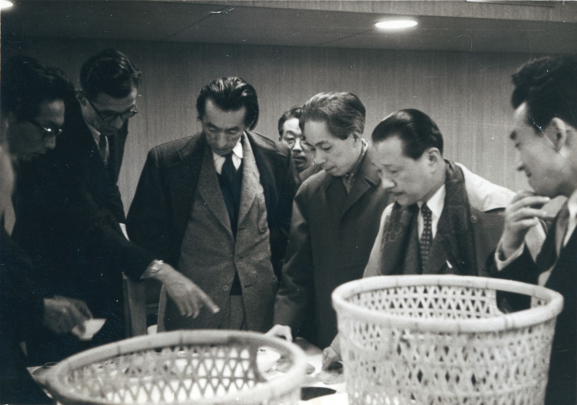 1955年 真剣なまなざしで商品選定を行う