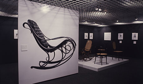 第154回デザインギャラリー1953「曲線の工程 ト−ネットの曲木椅子より」